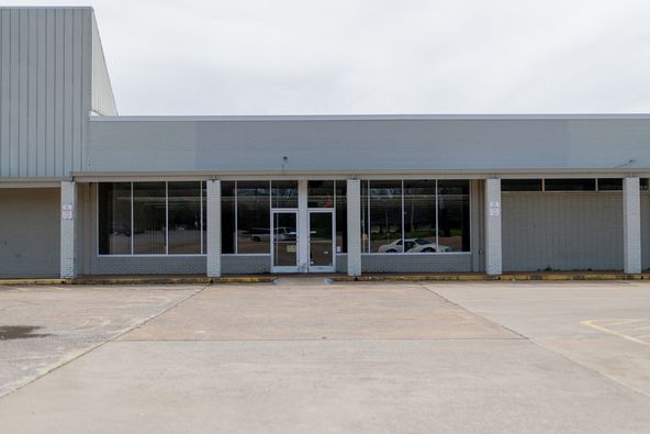 Brooklyn Shopping Center: 923-951 East College Street, Pulaski, TN 38478